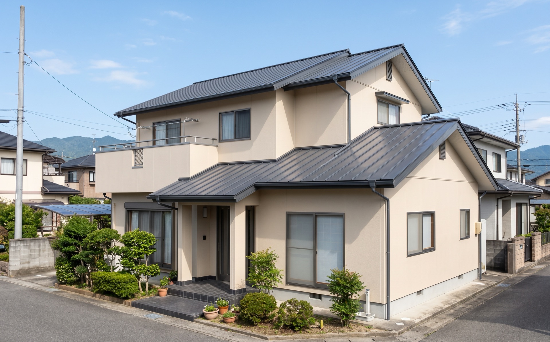 塗り替えを終えた住宅の外壁と屋根